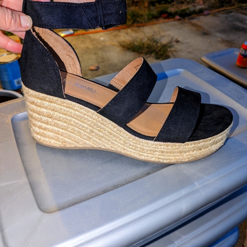 Hot Tomato Black Wedges NWT